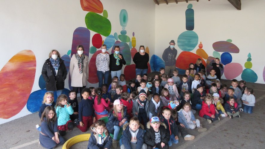 Une fresque de galets colorés embellit le préau de l’école maternelle Jean-Boudou !