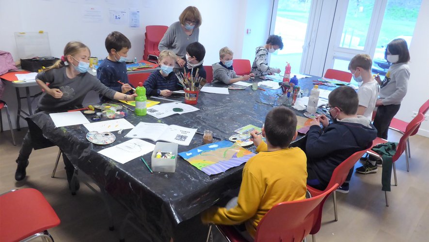Les enfants participant à cet atelier encadré par Mireille Perrin.