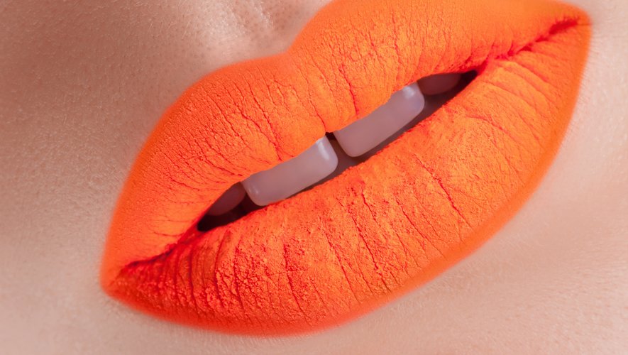 Un orange audacieux habillera vos lèvres dès l'arrivée des beaux jours !