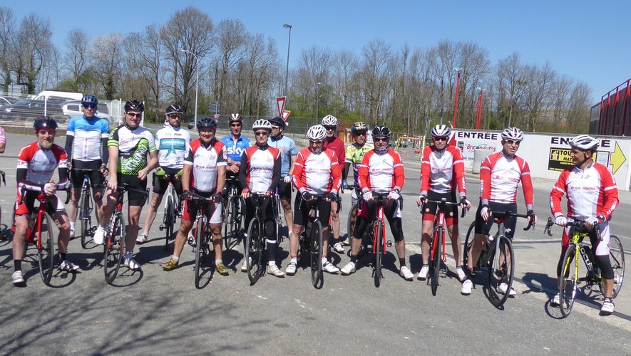 Départ des licenciés de l’Entente cycliste par groupe de 6 samedi dernier devant "Les Briconautes".