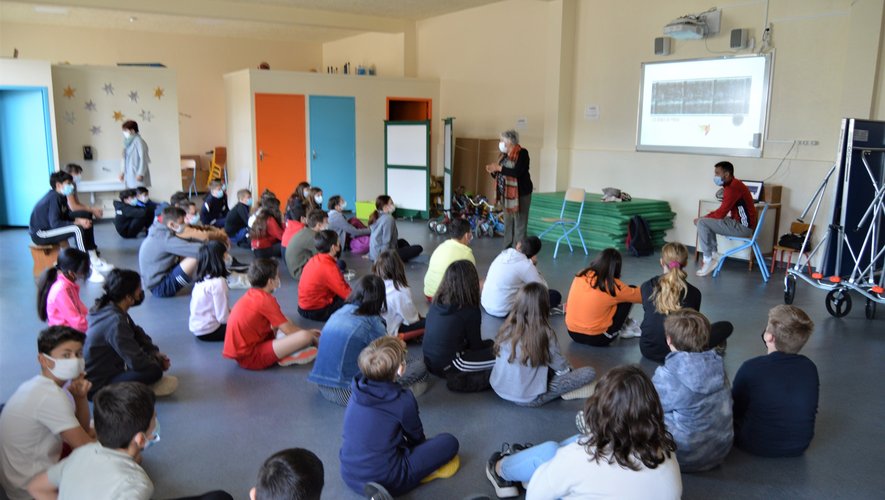 Les élèves à l’écoute de Mme Le Moal de l’Alliance française de Trujillo au Pérou.
