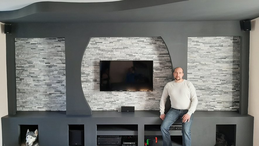 Julien devant sa création du meuble télé en placo, décroché de mur et de plafond.