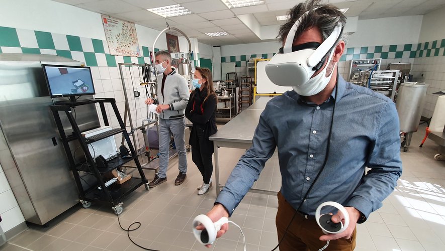Le casque de réalité virtuelle permet de se mettre en situation sur une ligne de production./ Photo C. I.
