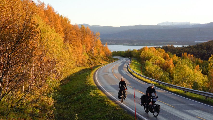 Elio et Justin sur les routes du Nord. Ici en Norvège à l'approche du cap Nord. 