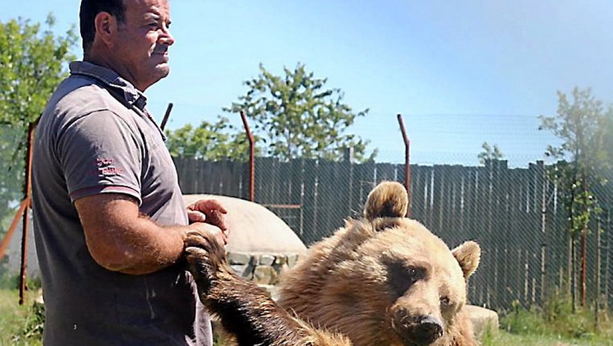 Jean-Philippe Roman et son ours, à Pradinas. Des animaux toujours gâtés, quoi qu’il en coûte.