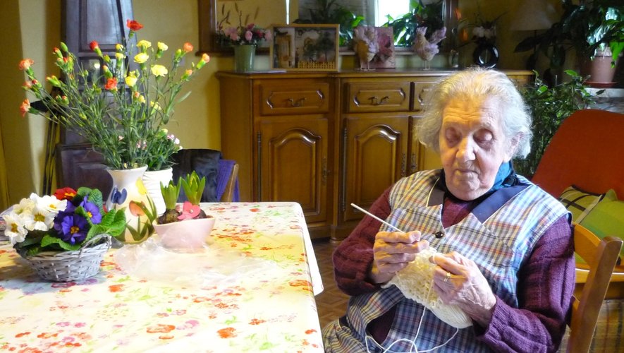 Angèle (ou Marthe) chez sa fille, travaillant au crochet sans lunettes ! pour ses petits-enfants et ses amis.
