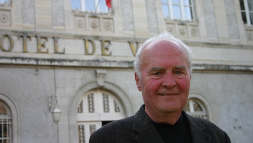 Claude Penel photographié en 2008 devant la mairie de Villefranche dont il fut le maire de 1998 à 2001./Photo JPC.