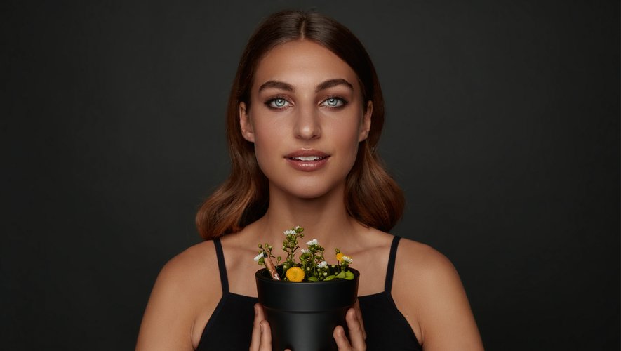 Sprout World présente un eyeliner innovant qui, une fois trop court, peut être planté pour donner vie à des fleurs sauvages.