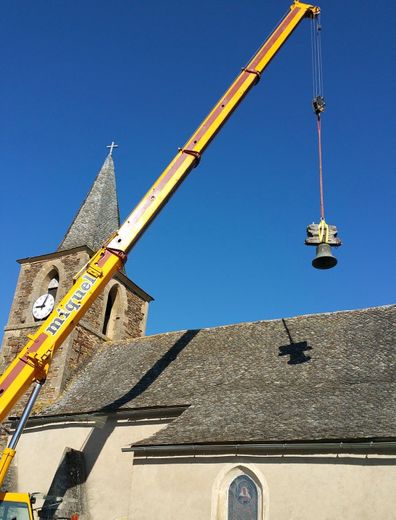 La cloche de l’église d’Annat est enlevée pour une opération  de réfection.