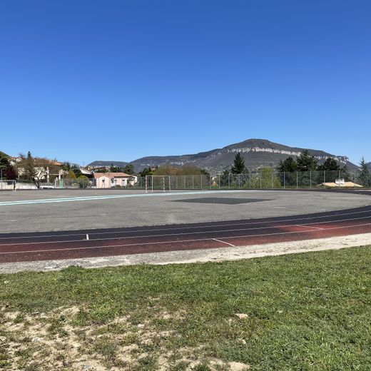 Avec la construction du nouveau gymnase, la piste d’athlétisme du Puits de Calès sera entièrement refaite.