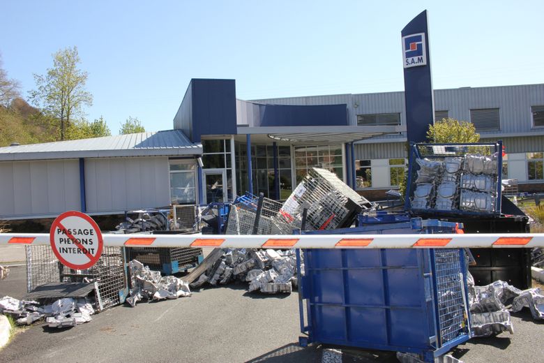 Des containers remplis de pièces produites pour Renault ont été renversés devant l'entrée des bureaux administratifs.