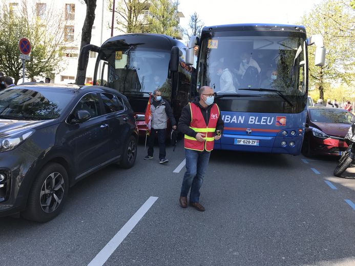 Ils sont venus envoiture et en bus occuper le terrain à Rodez, devant la préfecture puis à Bourran.