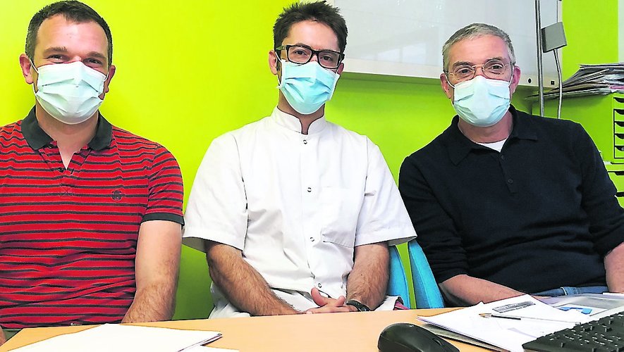 Le docteur Hugues Debilly entouré des infirmiers, Thomas Jafre et Pascal Bertin./Photo MCB