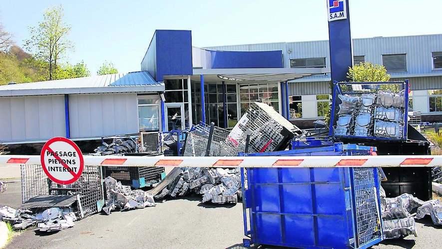 Image spectaculaire des containers remplis de pièces pour Renault, renversés devant les bureaux administratifs.
