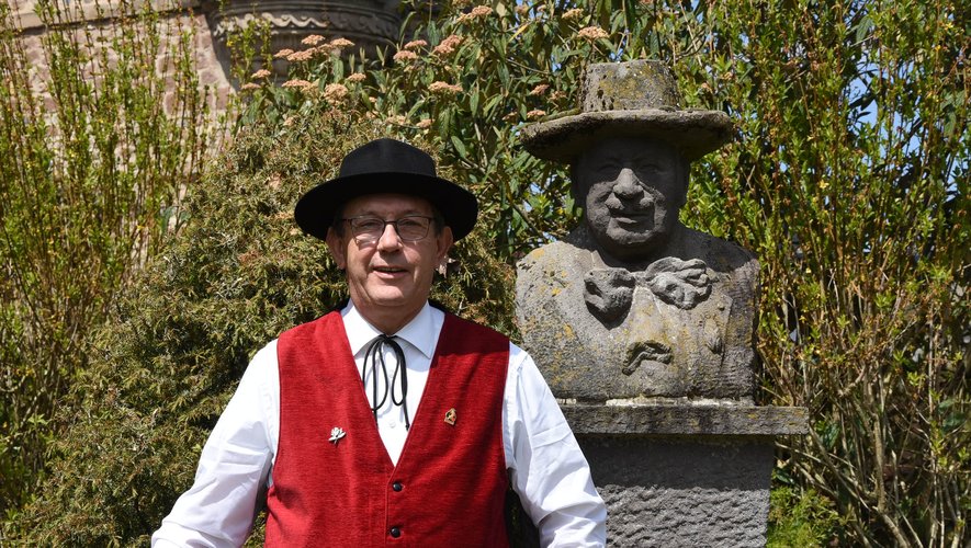 Jean-Luc  Pommier a souhaité poser aux côtés du buste du président fondateur Joseph-Vaylet qui trône au pied du Vieux-Palais.