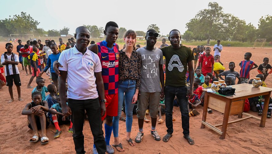 Laure Arnal entourée d’une partie de l’association Rural Soccer Ghana avec Lukman Kadiri (tout à gauche), et Ibrahim et Mohammed, qui entraînent les enfants.