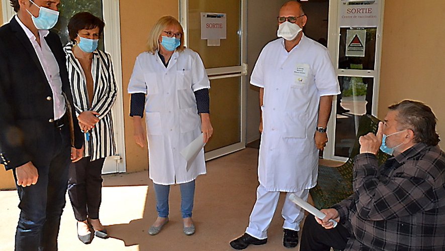 Arnaud Viala aux côtés des responsables de l’hôpital  et des personnes vaccinées.