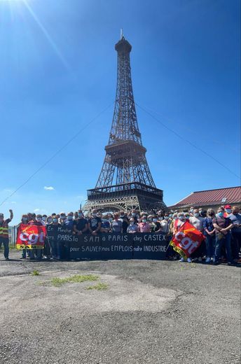 Les salariés de Sam ont faitune photo devant la tour Eiffel de Capdenac.