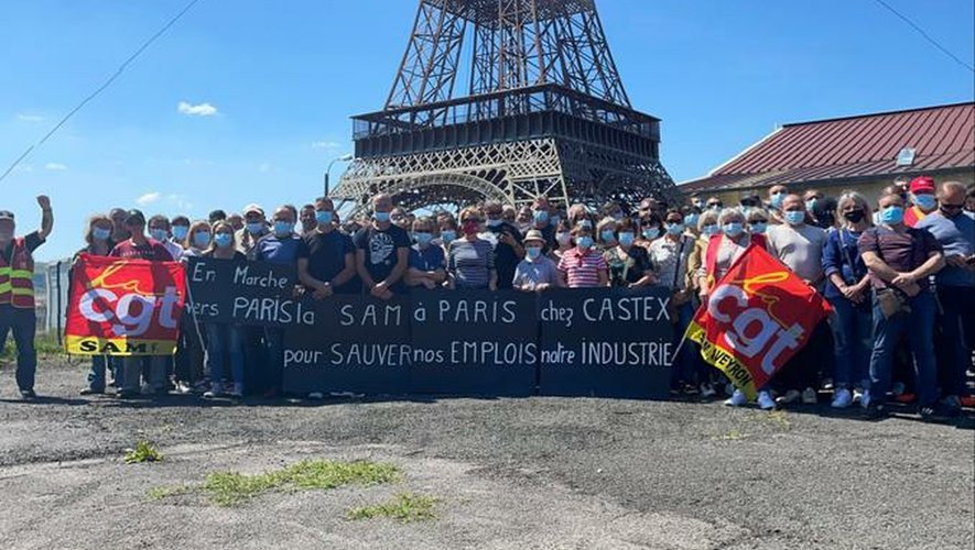 Les salariés de Sam ont faitune photo devant la tour Eiffel de Capdenac.