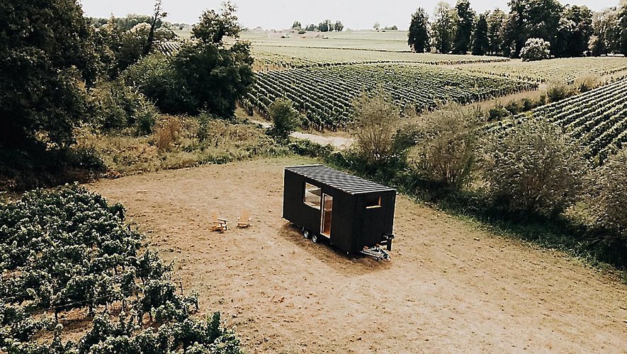 La première tiny house livrée par Parcel s'est posée chez Véronique et Pascal Bourrigaud, un domaine viticole bio au coeur des vignes de Saint-Emilion, dans le Bordelais.