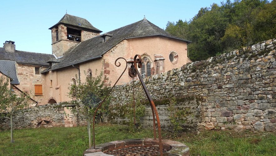 L’église restaurée de Cayssac constitue l’un des agréments à découvrir  sur le sentier parcourant le site Natura 2 000 des communes de Montrozier  et La Loubière.