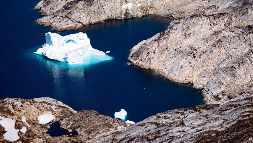 Un morceau d'iceberg dérive au large du Groenland.