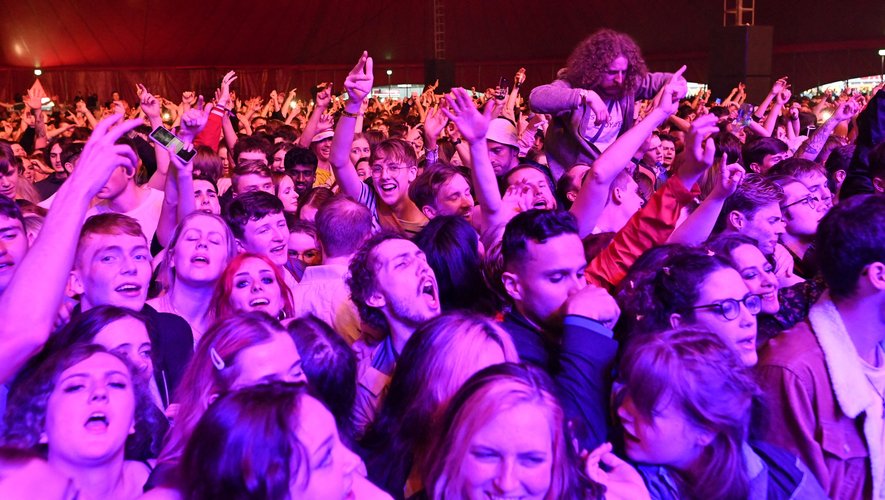 Une foule de 5.000 personnes a pu chanter et danser sans masque ni distanciation lors d'un festival de musique organisé dans le nord de l'Angleterre dimanche, lors d'un événement-test.