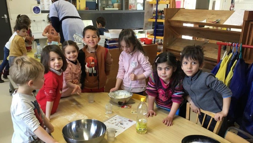 Les ateliers cuisine permettent aux enfants d’acquérir des compétences multidisciplinaires.