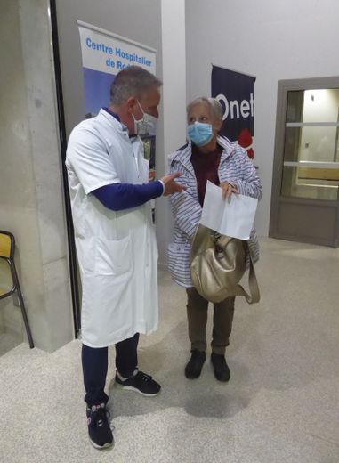 Le maire de Luc-la-Primaube accueillant Marie-Jo au vaccinodrome,