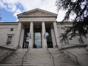 Un homme comparaissait pour des violences contre sa compagne.