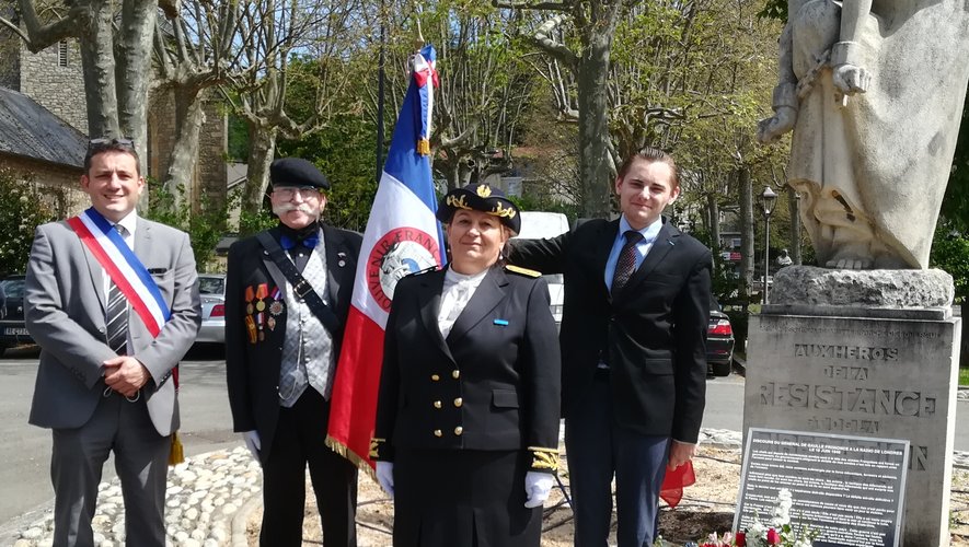 Gérard Meunier-Jeulin, porte-drapeau, entouré du maire, de la sous-préfète et du président du comité local du Souvenir français.