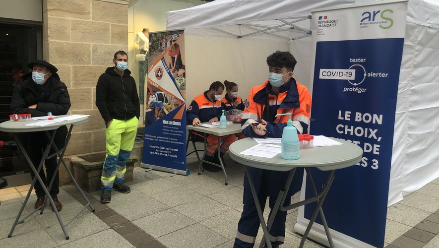L'ARS, en partenariat avec la préfecture, la ville et la protection civile ont mis en place un stand de dépistage salivaire au carrefour Saint-Etienne.