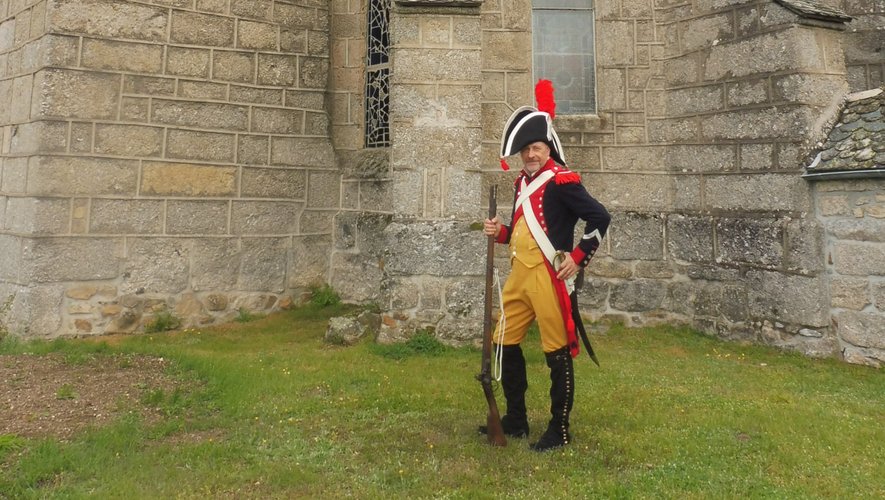 Philippe Ajalbert en tenue de gendarme à pied de l’époque Empire pour célébrer le bicentenaire de la mort de Napoléon.