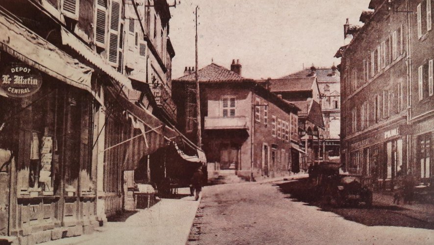 Photo prise vers 1920. Vers le haut, on distingue les halles construites en 1880. Photo du bas : la rue aujourd’hui.