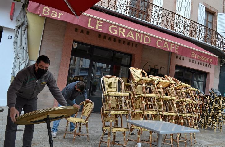 Le Grand café a fait un grand nettoyage avant de réinstaller sa terrasse.