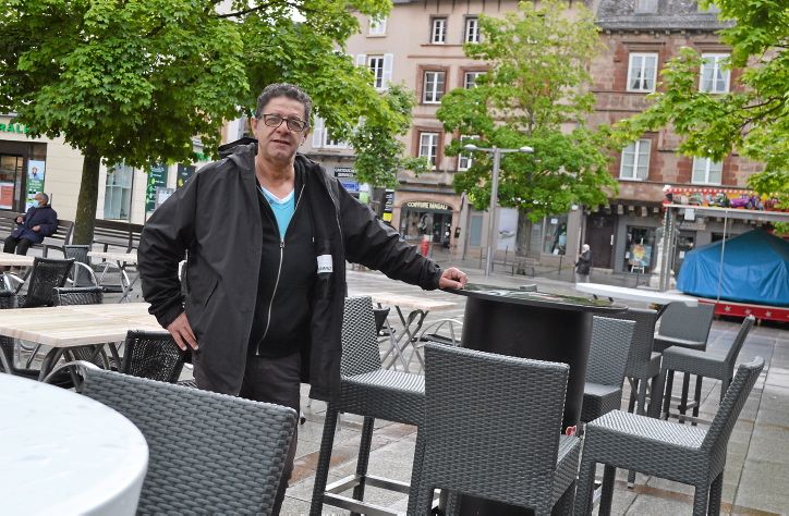 Au café du Bourg, "Mous", se réjouit de sa grande terrasse.