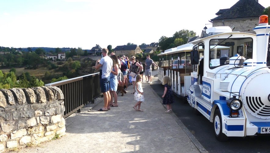 Le petit train fait une halte au sau  du mendiant.
