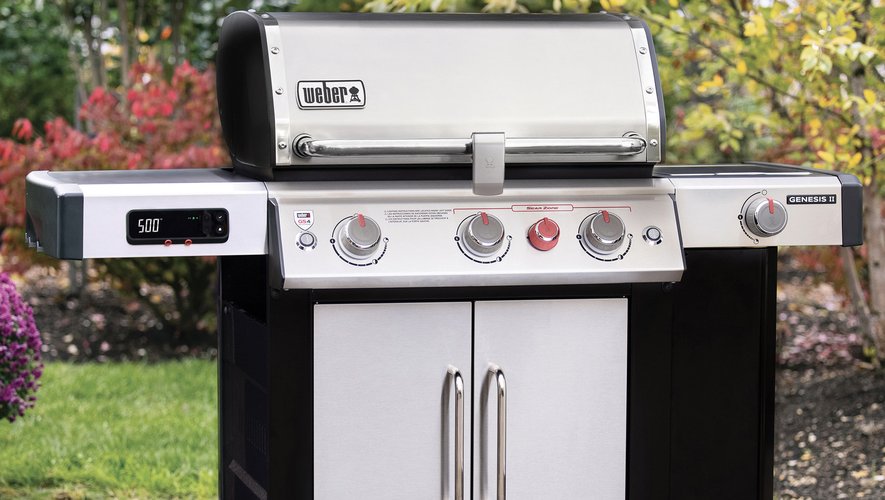 Weber présente le barbecue intelligent Genesis II EX-335 GBS.