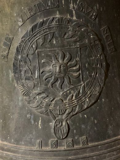 La cloche de 1588 avec les armoiries de la famille Soulage de Castelnau.