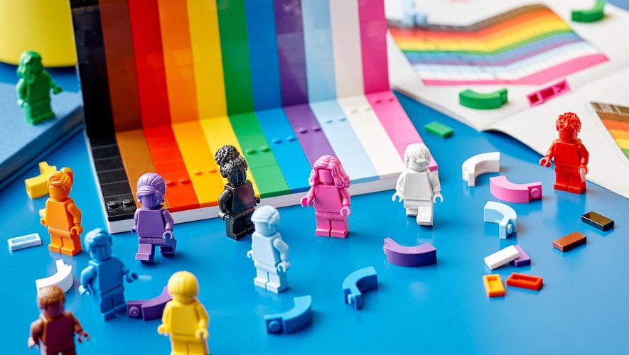 Composé de 11 figurines monochromes, chacune avec une coiffure différente et sa propre couleur, le kit de construction "Tout le monde est génial", qui s'inspire du drapeau arc-en-ciel, sera disponible à partir du 1er juin.