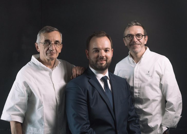 Mathieu Muratet pose au milieu de ses deux "mentors".