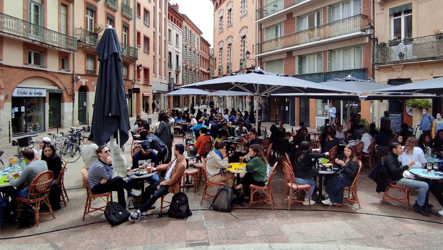 Les cafetiers del'hyper-centre de Toulouse ont obtenu le droit de maintenir leurs terrasses de 19 heures à 21 heures ce samedi.