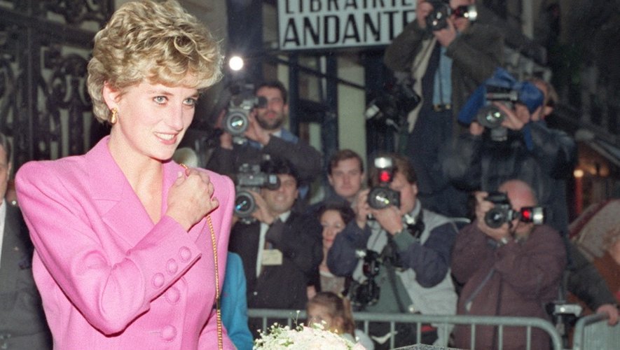 Dans cette photo d'archive prise le 14 novembre 1992, la Princesse Diana quitte une librairie à Paris.