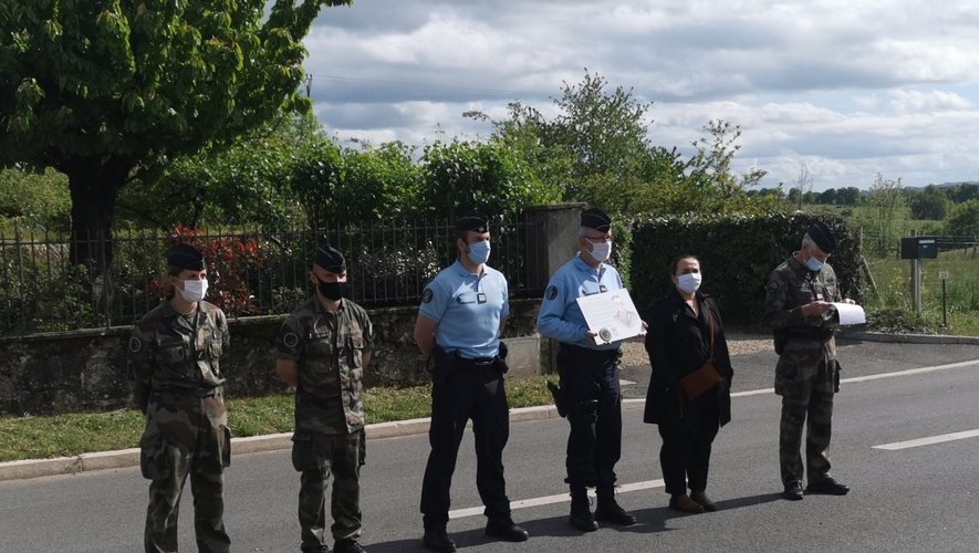 Karine Clément, en présence des jeunes sous officiers devant la gendarmerie.