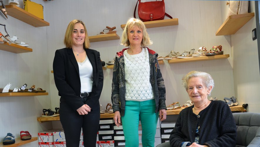 Éliane et Ginette Aymès ont confié les clés du magasin à Marie Sanhes(à gauche).)