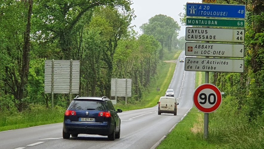 Dès la sortie de Villefranche, sur la D926, le panneau des 90 km/h rappelle le nouveau changement./ Photo C. I.