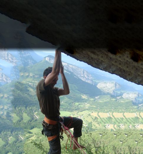 Engagé dans cette 22e édition de Koh-Lanta, Jonathan, 31 ans, est installé  à Millau depuis trois ans seulement. Originaire de Bretagne, il a grandi  à Morlaix (Finistère), mais sa mère est originaire de Lodève. Moniteur d’escalade, son sport de prédilection, il a créé "Accroche toi",  une société qui propose des stages d’escalade et de via ferrata.