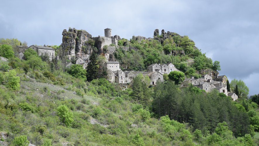 Construit au XIe siècle, le château de Saint-Véran domine le hameau bâti, quant à lui, au XVIe siècle.En 1961, le film "Le miracle des loups" réalisé par André Hunebelle montre le hameau en flammes.