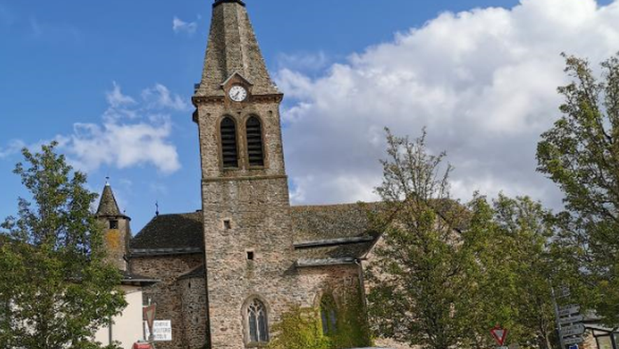 Le clocher de l’ église rénové .