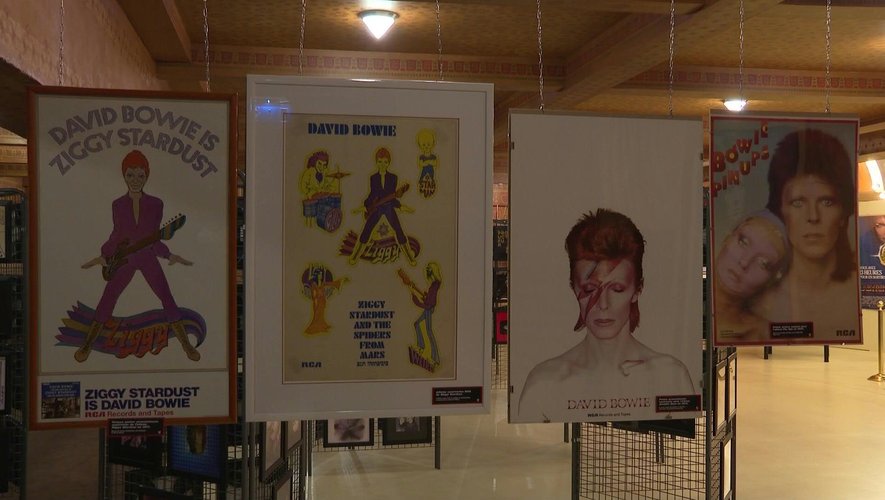 La première exposition organisée dans ce lieu, visible jusqu'au 31 août, impressionne avec des objets rares autour de Bowie amassés au fil des décennies par deux collectionneurs-fans acharnés, Jean-Charles Gautier et Yves Gardes.